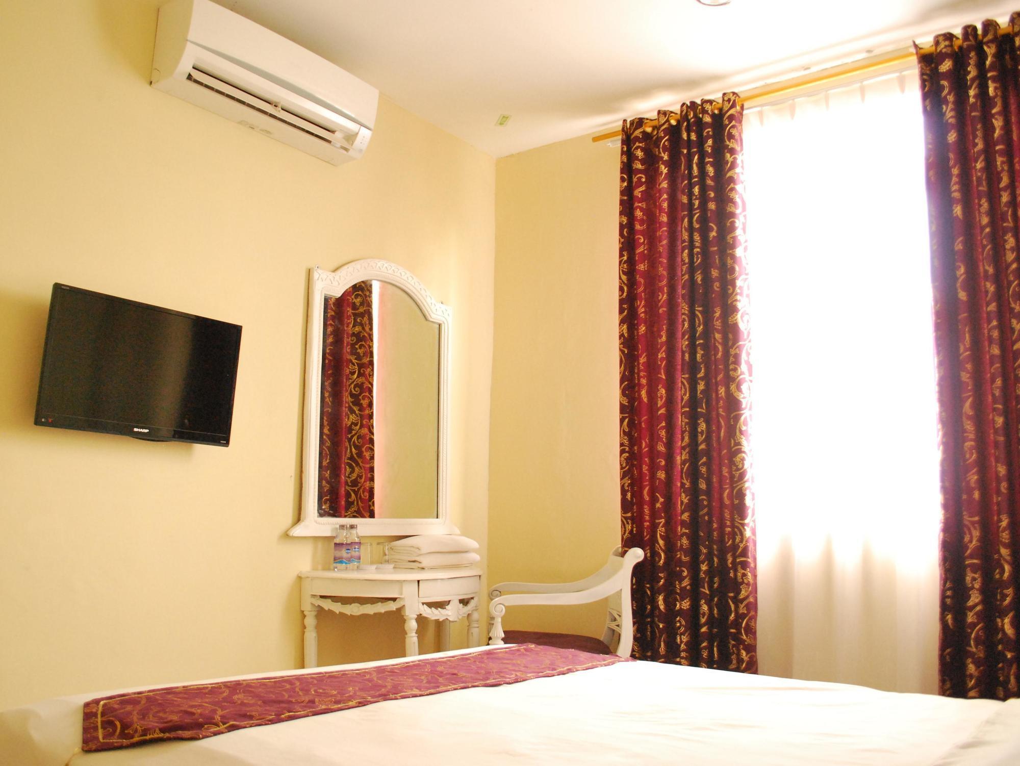 Wijaya Imperial Hotel Baturetno Экстерьер фото