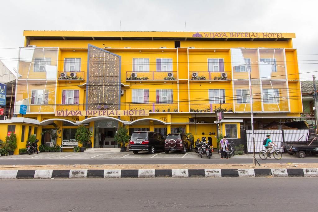 Wijaya Imperial Hotel Baturetno Экстерьер фото